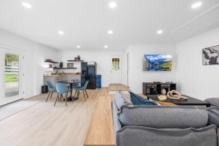 Boutique Home, Walk to Marina and Beach, Sleeps 8 - 7