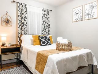 Lovely 3 Bd 2 bath townhome - 8