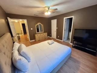 Lovely 3 Bed 2 ba Townhome - 8