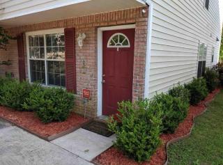 Lovely 3 Bed 2 ba Townhome - 9