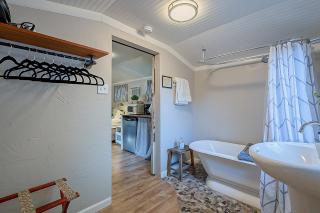 Cute Peaceful Tiny House Getaway w Backyard - 3