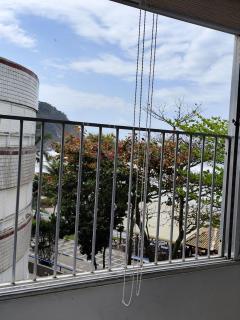 12F- Pe na Areia do Tombo-2 Quartos, Ar Cond, 2w, 1 vaga e Roupas de Cama - Guarujá - 2