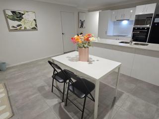 Harristown Modern Retreat - Family & Group Friendly - 7