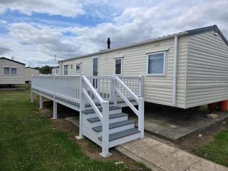 Superb Caravan With Decking At St Osyth Beach, Sleeps 8 Ref 28122Gc - 6