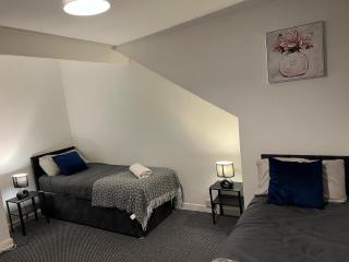 4BR - 8 Beds - Free Parking - Long stay Discounts - 5
