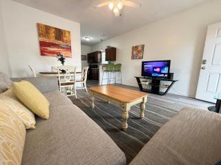 Cheerful 3-br cottage with pool, 2 blocks to beach, free parking - 7