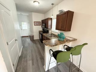 Cheerful 3-br cottage with pool, 2 blocks to beach, free parking - 6