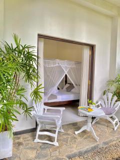 White Resort - 1 Min walk to the Beaches - 8