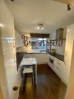 Luxurious Entire 2-Bedroom Apartment in the Heart of Bromley - 2