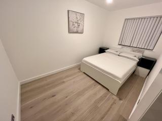 Luxurious Entire 2-Bedroom Apartment in the Heart of Bromley - 1