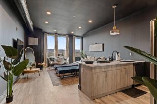 Luxe 1br- Free Parking-King Bed - 2