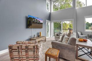 Opulent Birmingham Retreat - 6