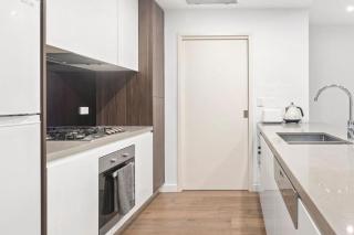 3R4V Abnb-Style Spacious 2BR Apt with Courtyard, Easy CBD Access - 9
