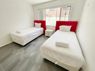 Sunrise Lodge Apt 5 - Renovated 2BR - Ground Floor and Pool - 4
