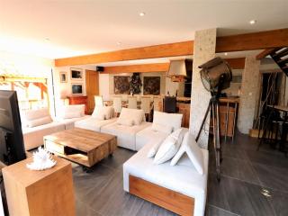 Luxurious villa with private spa near beach - 9