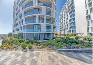 Modern Bachelor Suite & Stunning View Pool & Gym - 9