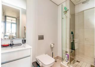 Modern Bachelor Suite & Stunning View Pool & Gym - 4
