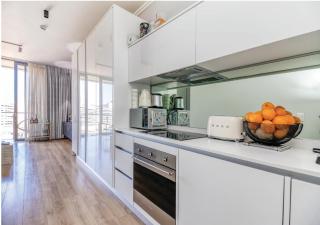 Modern Bachelor Suite & Stunning View Pool & Gym - 3