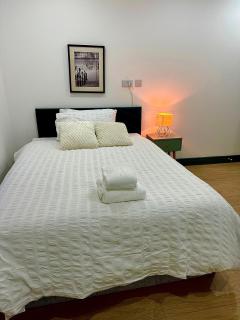 Stylish Ensuit Studios in the Heart of Vibrant Totting 1 Min to Tube - 0