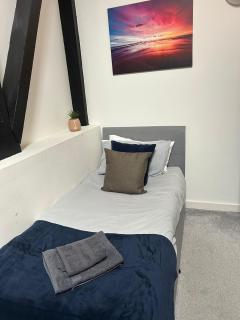 Two Bedroom Apartment By Green Haven Escapes Serviced Accommodation & Short Lets In Bradford Canal Road Contractors With Free WiFi - 1