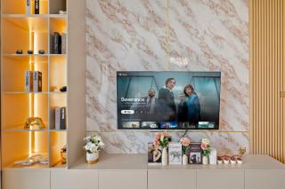 Luxury 2BR Apartment in Downtown Dubai - 9