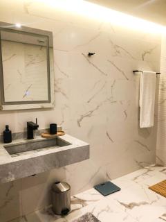 Modern 2BR, Pool Access, Fast Wi-Fi - 4