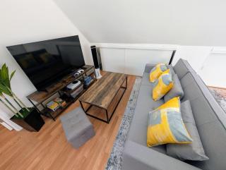Spacious duplex retreat in city w/ Parking nearby - 7
