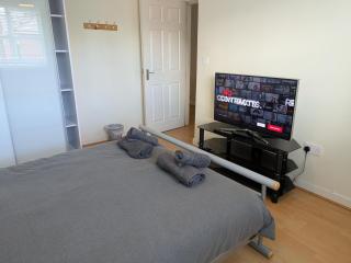 Comfortable and Peaceful 2 Bedroom Flat with Shared Bathroom and Kitchen Close to Manchester Airport - 5