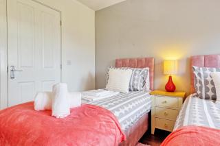 Modern 3-Bed 3-Bath Home - Quiet Road - Parking For 2 Cars - LMV Property - 1