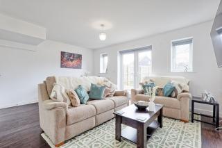 Modern 3-Bed 3-Bath Home - Quiet Road - Parking For 2 Cars - LMV Property - 0