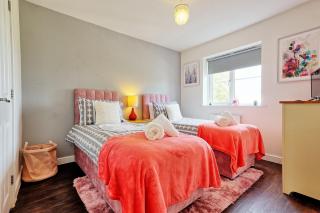 Modern 3-Bed 3-Bath Home - Quiet Road - Parking For 2 Cars - LMV Property - 8