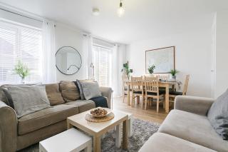 Comfortable 4 Bed Modern Townhouse with Parking - 7