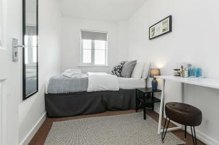Comfortable 4 Bed Modern Townhouse with Parking - 1