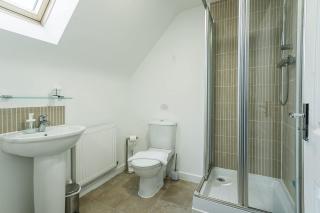 Comfortable 4 Bed Modern Townhouse with Parking - 1