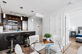 Arcola Retreat, Modern Condo with Balcony, Workspace and Views - 1