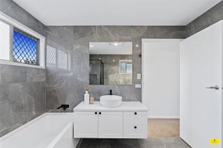 Modern Holland Park Home with Easy City Access - 3