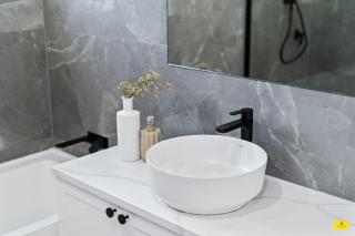 Modern Holland Park Home with Easy City Access - 1