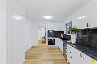 Modern Holland Park Home with Easy City Access - 2