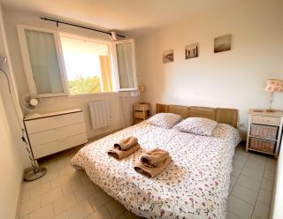2 bedrooms, 15 min walk to beach, AC, pool & fiber internet in a quiet, private gated domain 5kms to St Tropez - 9