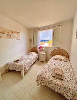 2 bedrooms, 15 min walk to beach, AC, pool & fiber internet in a quiet, private gated domain 5kms to St Tropez - 6