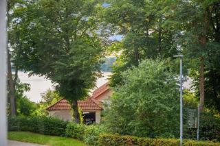 MAISUITES Sperling - Zentrale Ferienwohnung mit Boxspringbett, Kaffeevollautomat, WLAN & seitlichem Seeblick - 3