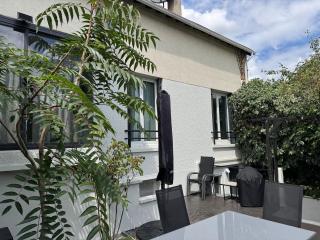 Maison Mont Valérien Spacious Family and Business Stay with AC and Parking, near Paris La Défense - 0