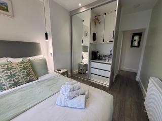 Delux Double Bedroom En Suite with Tea & Coffee Facilities - Londen - 6