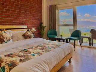 Pine View Luxury Resort with Mountain View & Premium Rooms - 9