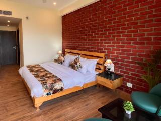 Pine View Luxury Resort with Mountain View & Premium Rooms - 6