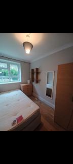 Cosy 4-Bed House in Wimbledon - 6