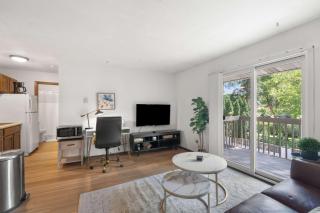 Workspace with Desk & Walkable to hospital & campus - 7