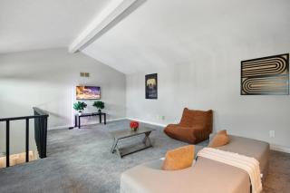 Stylish 2BR Loft Near ISU Hospitals & Downtown - 5