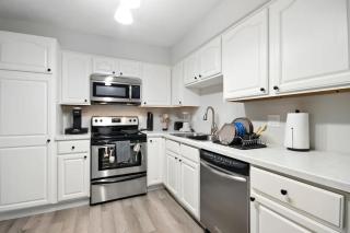 Stylish 2BR Loft Near ISU Hospitals & Downtown - 3