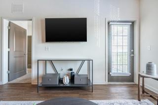 Landing Chic 1BD Gym Courtyard - 2